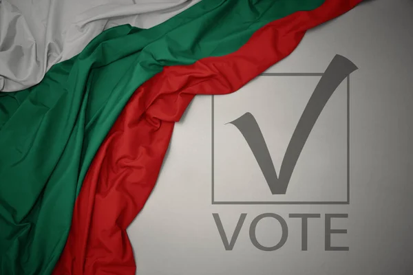 Machanie Kolorową Flagą Narodową Bułgarskiej Szarym Tle Głosowaniem Tekstowym Koncepcja — Zdjęcie stockowe