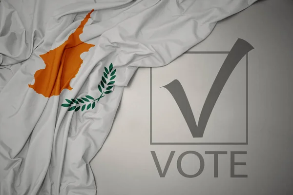 Махаючи Барвистим Національним Прапором Кіпру Сірому Фоні Текстовим Голосуванням Концепція — стокове фото