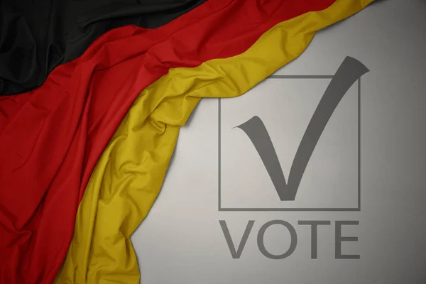 Махаючи Барвистим Національним Прапором Німеччини Сірому Фоні Текстовим Голосуванням Концепція — стокове фото