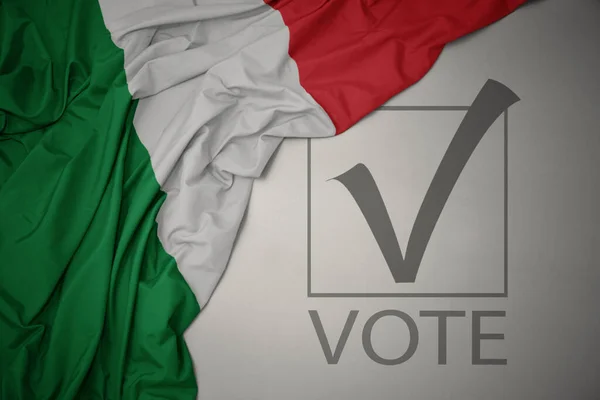Színes Olasz Zászlót Lobogtatva Szürke Háttérrel Szöveges Szavazással Választási Koncepció — Stock Fotó