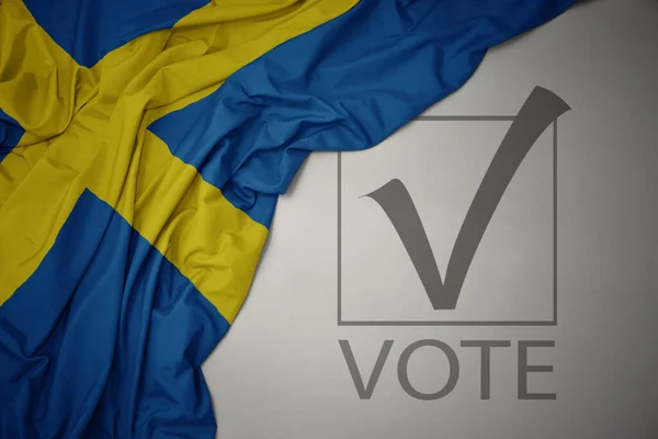 Κυματίζει Πολύχρωμη Εθνική Σημαία Της Σουηδίας Γκρι Φόντο Ψηφοφορία Κειμένου — Φωτογραφία Αρχείου