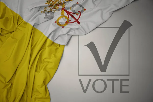 Machanie Kolorową Flagą Watykanu Szarym Tle Głosowaniem Tekstowym Koncepcja Wyborów — Zdjęcie stockowe