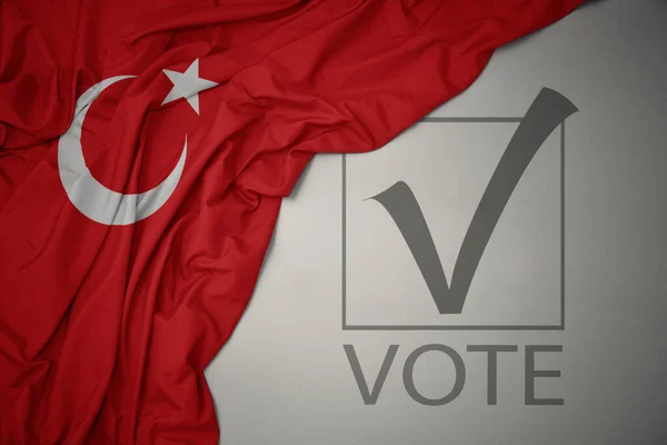 Махаючи Барвистим Національним Прапором Туреччини Сірому Фоні Текстовим Голосуванням Концепція — стокове фото