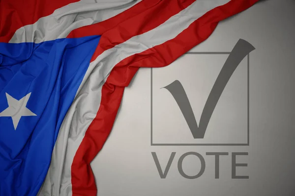 Mává Barevnou Státní Vlajkou Portorika Šedém Pozadí Hlasováním Textu Volební — Stock fotografie