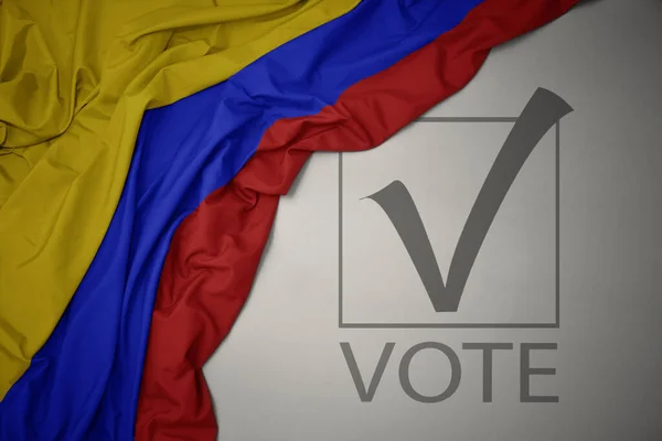 Махаючи Барвистим Національним Прапором Колумбії Сірому Фоні Текстовим Голосуванням Концепція — стокове фото