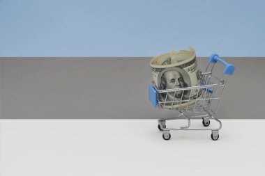Estonya 'nın ulusal bayrağında yüklü miktarda para bulunan metal alışveriş sepeti. Tüketici sepeti kavramı. 3d illüstrasyon