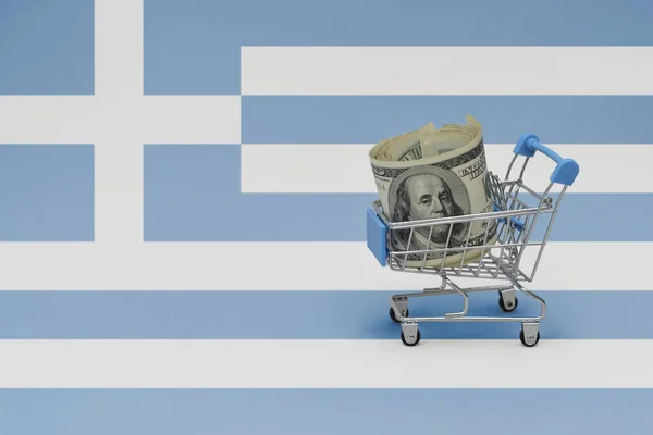 Kovový Nákupní Košík Velkou Dolarovou Bankovkou Národní Vlajce Řeckého Pozadí — Stock fotografie