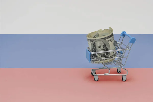 Fém Bevásárlókosár Nagy Dollárral Orosz Háttér Nemzeti Zászlóján Fogyasztói Kosár — Stock Fotó