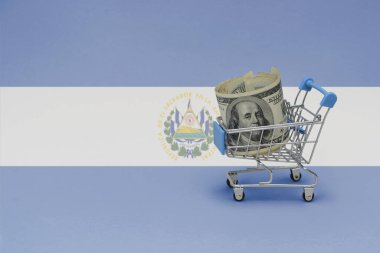 El Salvador 'un ulusal bayrağında yüklü miktarda para bulunan metal alışveriş sepeti. Tüketici sepeti kavramı. 3d illüstrasyon