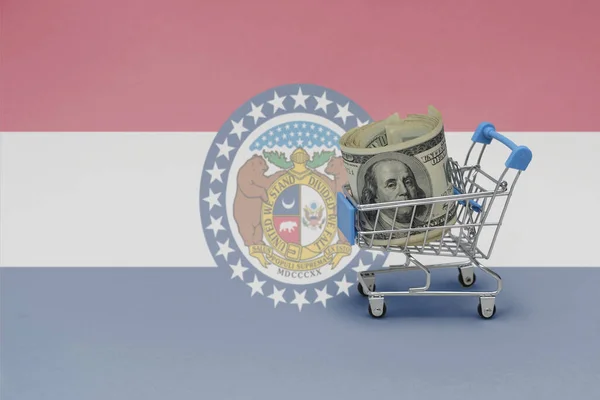 Missouri Eyaleti Bayraklarında Yüklü Bir Para Banknotu Olan Metal Alışveriş — Stok fotoğraf