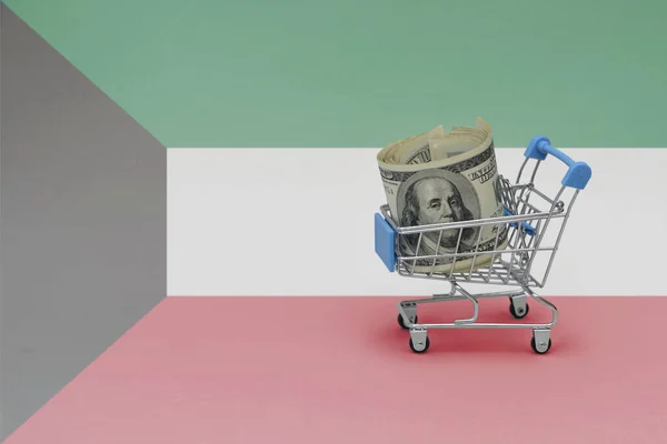Einkaufskorb Aus Metall Mit Großer Dollarnote Auf Der Nationalflagge Kuwaits — Stockfoto