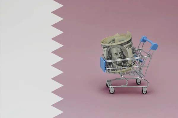 Einkaufskorb Aus Metall Mit Großer Dollarnote Auf Der Nationalflagge Katars — Stockfoto