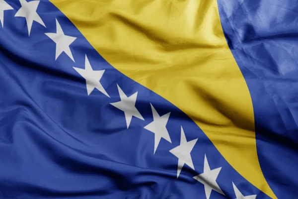 挥动着五彩缤纷的波士尼亚国旗和赫泽格维纳 西马克罗的枪声 3D插图 — 图库照片
