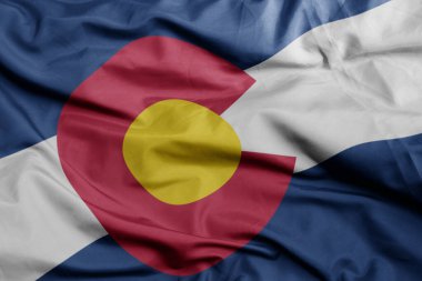 Colorado Eyaleti 'nin renkli bayrağını sallıyor. Makro çekim. 3B illüstrasyon