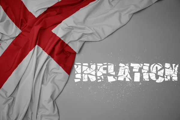 Махаючи Барвистим Національним Прапором Англії Сірому Фоні Розбитою Текстовою Інфляцією — стокове фото
