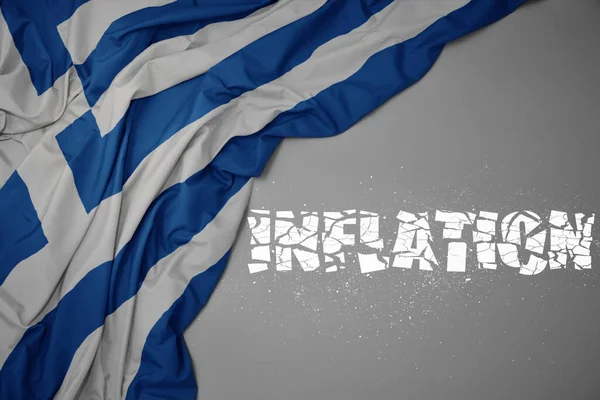 Размахивая Красочным Национальным Флагом Греции Сером Фоне Разбитой Текстовой Инфляцией — стоковое фото