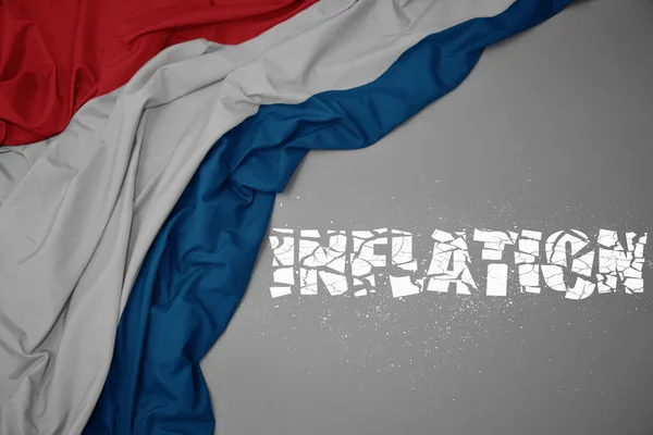 Махаючи Барвистим Національним Прапором Люксембургу Сірому Фоні Розбитою Текстовою Інфляцією — стокове фото