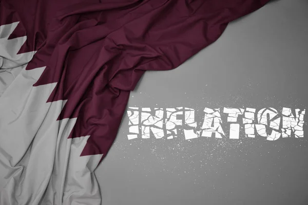 Viftar Färgglada Nationella Flagga Qatar Grå Bakgrund Med Bruten Text — Stockfoto