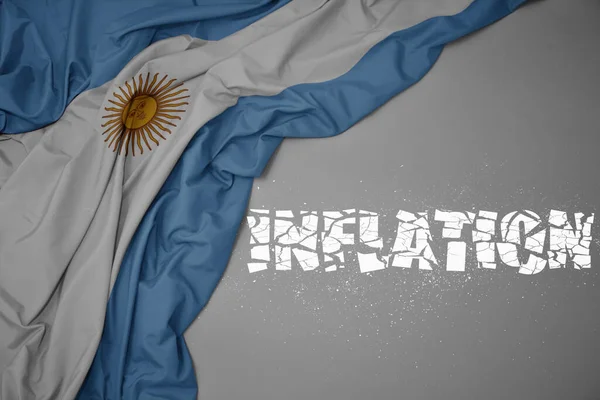 Размахивая Красочным Национальным Флагом Аргентины Сером Фоне Разбитой Текстовой Инфляцией — стоковое фото