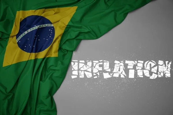 在灰蒙蒙的背景上飘扬着五彩缤纷的巴西国旗 文字不断膨胀 3D说明 — 图库照片