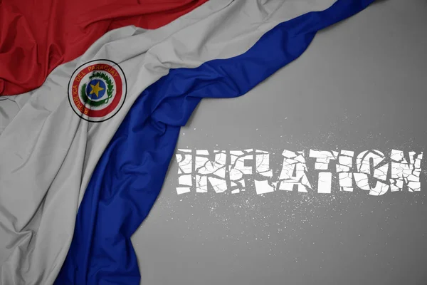 Machanie Barwną Flagą Narodową Paragwaju Szarym Tle Zepsutą Inflacją Tekstową — Zdjęcie stockowe