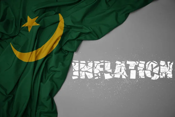 Размахивая Красочным Национальным Флагом Мавритании Сером Фоне Разбитой Текстовой Инфляцией — стоковое фото