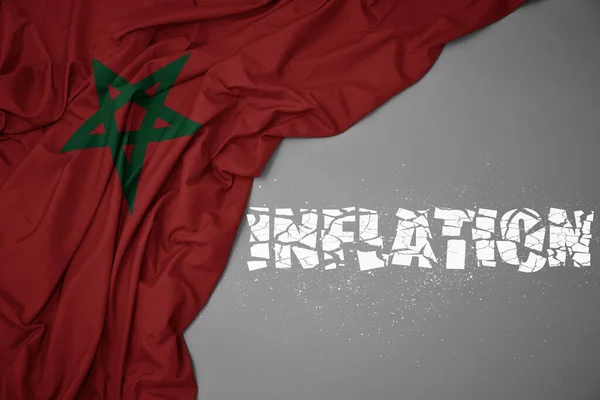 Махаючи Барвистим Національним Прапором Марокко Сірому Фоні Розбитою Текстовою Інфляцією — стокове фото