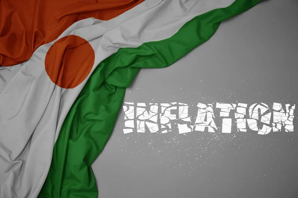 Ondeando Colorida Bandera Nacional Níger Sobre Fondo Gris Con Inflación — Foto de Stock