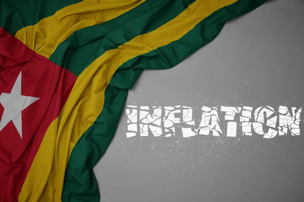 Ondeando Colorida Bandera Nacional Togo Sobre Fondo Gris Con Inflación — Foto de Stock
