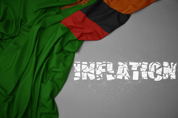 Mává Barevnou Národní Vlajkou Zambijské Republiky Šedém Pozadí Zlomeným Textem — Stock fotografie