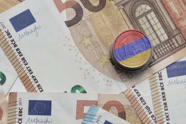 Euro madeni para ile Ermenistan Ulusal bayrak euro para banknot arka plan üzerinde