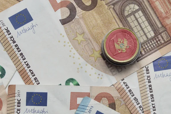 欧元硬币用国旗的黑山欧元钱纸币背景上 — 图库照片