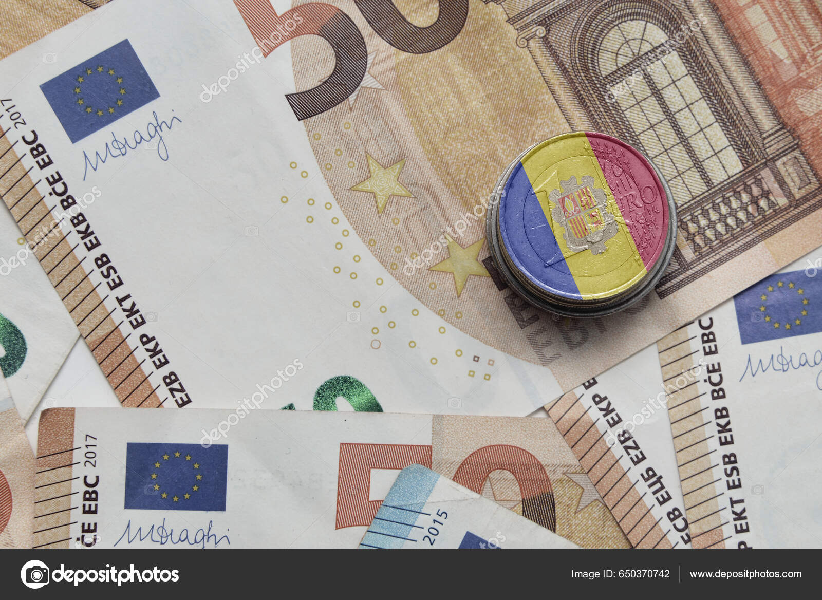 欧元硬币用国旗的安道尔欧元钱纸币背景上——图库图片© Ruletkka #650370742
