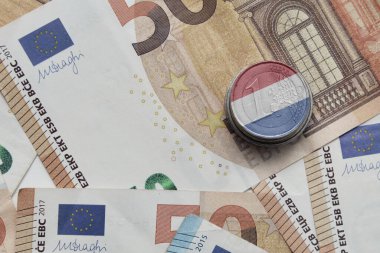 Avro para banknotları üzerinde Hollanda 'nın ulusal renkli bayrağına sahip euro sikkesi