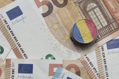 Avro para banknotlarının arka planında Romanya 'nın ulusal renkli bayrağına sahip euro sikkesi