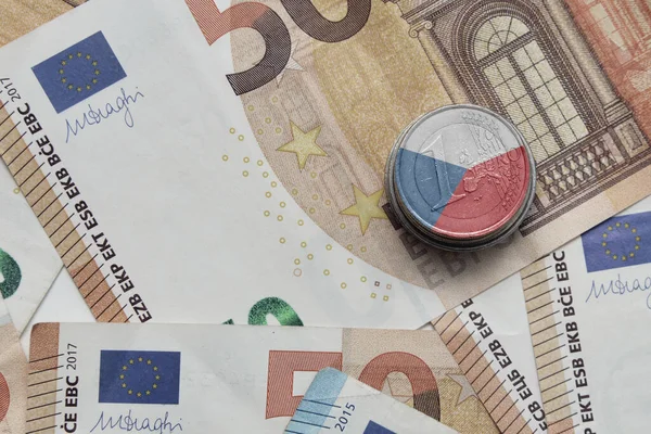 欧元硬币与欧元钱纸币背景上的捷克共和国国旗 — 图库照片