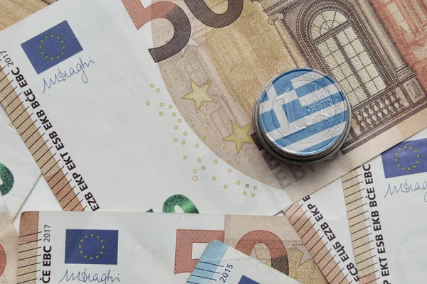 Euromünze Mit Griechischer Nationalflagge Auf Dem Hintergrund Der Euro Banknoten — Stockfoto
