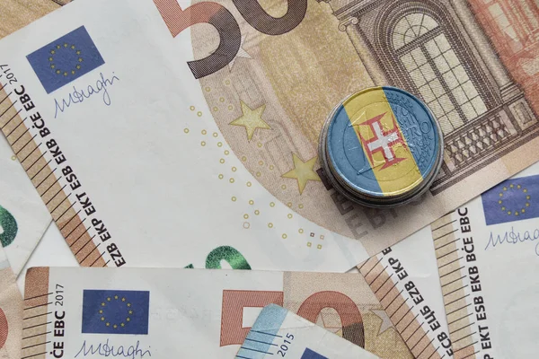 欧元硬币用国旗的马德拉欧元钱纸币背景上 — 图库照片