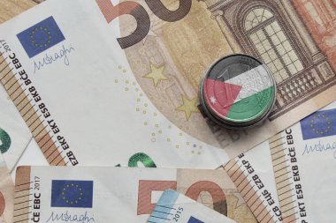 Avro para banknotlarının arka planında ulusal renkli Ürdün bayrağı bulunan euro sikkesi