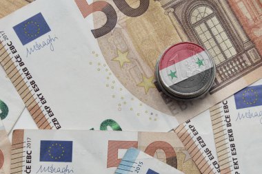 Avro para banknotları üzerinde ulusal renkli Suriye bayrağına sahip euro sikkesi