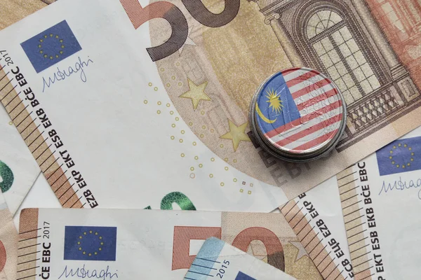 欧元硬币 背景上有色彩艳丽的马来西亚国旗 — 图库照片