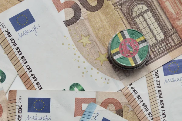 欧元硬币 背景上有五颜六色的多米诺骨牌国旗 — 图库照片