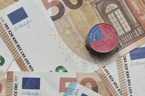 在欧元钞票背景上印有萨摩亚国旗的欧元硬币 — 图库照片