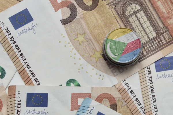 欧元硬币 背景上有色彩艳丽的国家可可可豆旗 — 图库照片