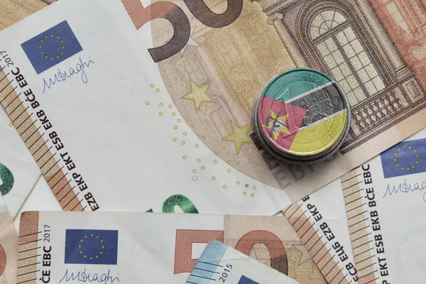 欧元硬币 背景上有五彩缤纷的国家国旗 — 图库照片