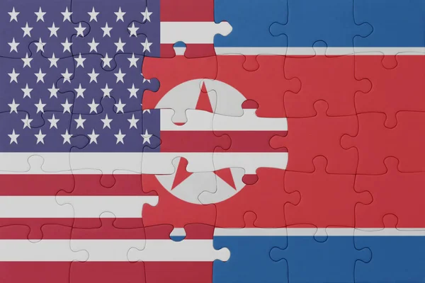 Puzzle Flagą Narodową Korei Północnej Stanów Zjednoczonych Ameryki Makro Koncepcja — Zdjęcie stockowe