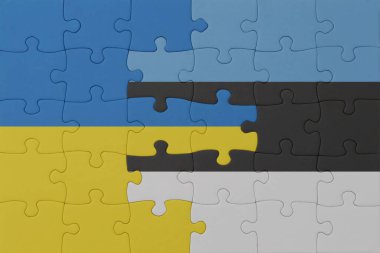 Ukrayna ve Estonya 'nın ulusal bayrağıyla bulmaca. Makro. Kavram. 3d illüstrasyon