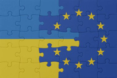 Ukrayna ve Avrupa Birliği 'nin ulusal bayrağıyla ilgili bulmaca. Makro. Kavram. 3d illüstrasyon