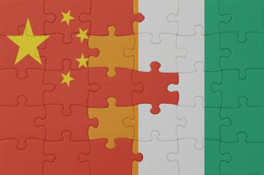 Cote Divoire ve Çin ulusal bayrağı bulmacası. Makro. Kavram. 3d illüstrasyon