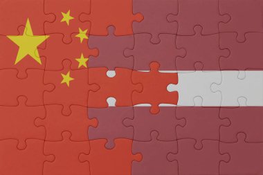 Latvia ve Çin 'in ulusal bayrağıyla bulmaca. Makro. Kavram. 3d illüstrasyon